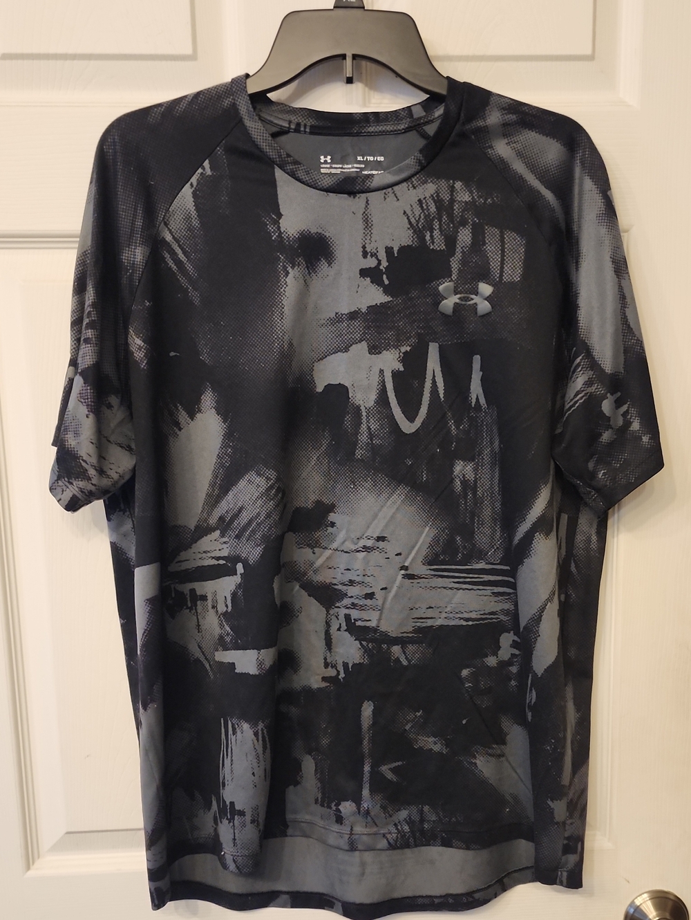 Under Armour Men’s Black and Gray Abstract-Print Short Sleeve Tee